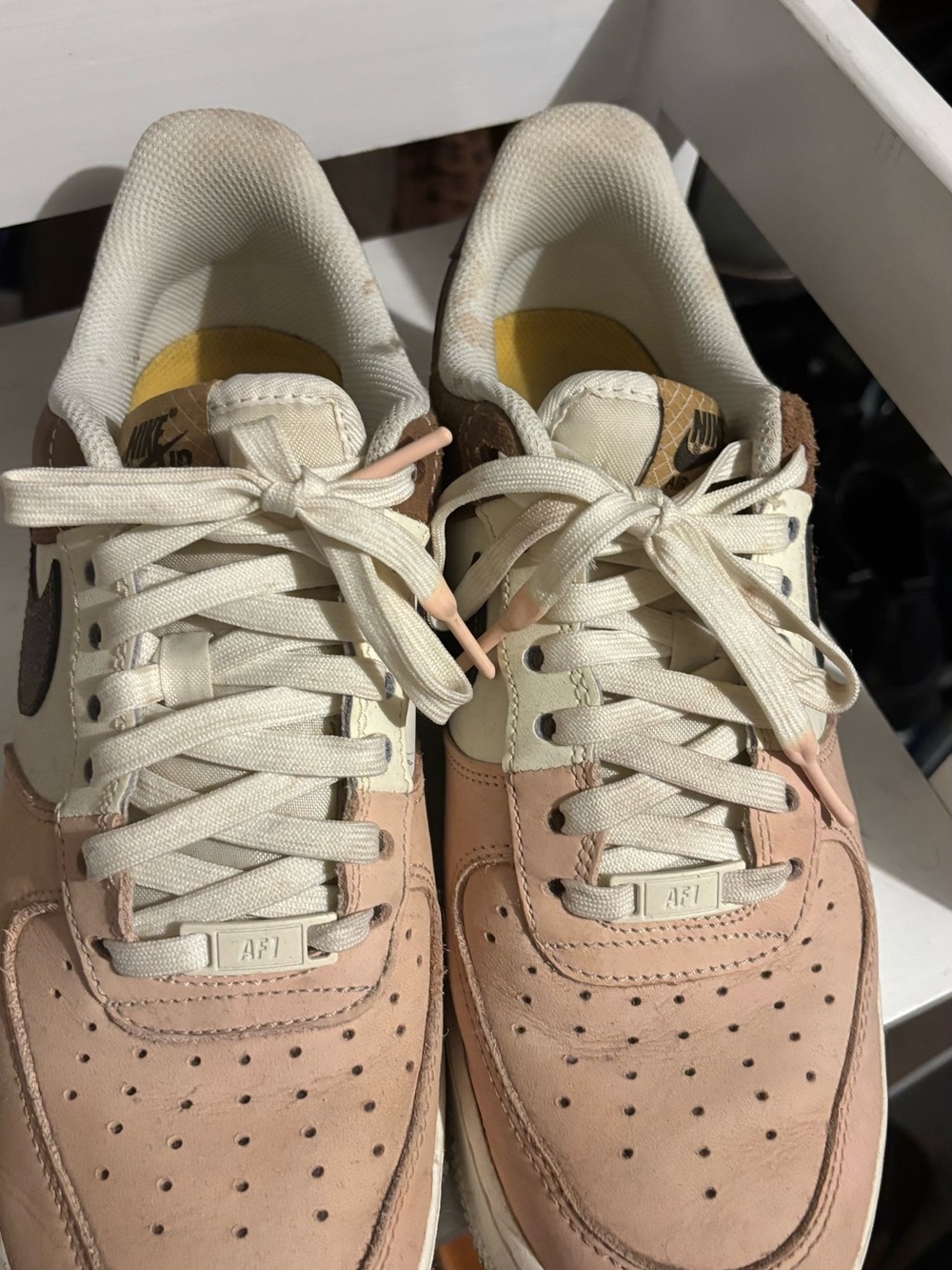 Nike Men’s Low-Top Sneakers — Cream & Pink